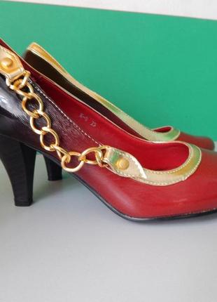 Женские красно-черные туфли на каблуке1 фото