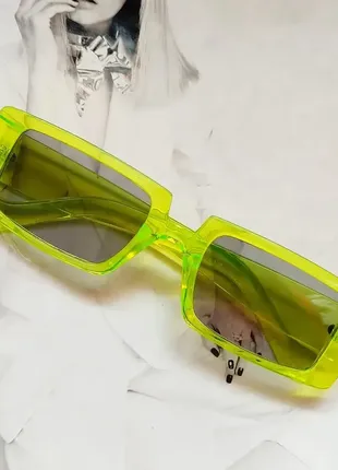 Солнцезащитные очки прямоугольные в широкой оправе лимонный.