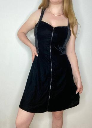 Платье платье черное из вельвета на замке и бретельках размер m