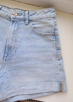 Базовые джинсовые шорты mom slim stradivarius мом голубые высокая посадка в размере 38 m2 фото