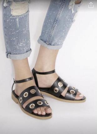 Босоніжки нові