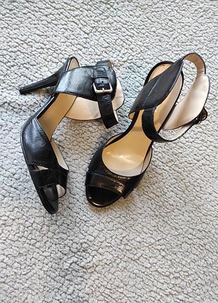 Чорні шкіряні босоніжки на каблуці