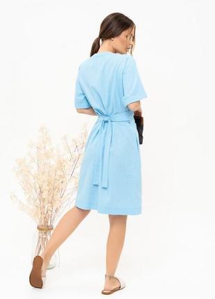 Голубое льняное платье-халат на запах3 фото