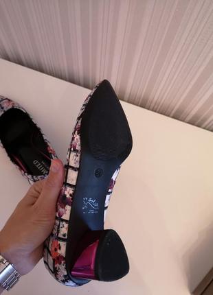 Туфли лодочки с малиновым, металлическим каблуком4 фото