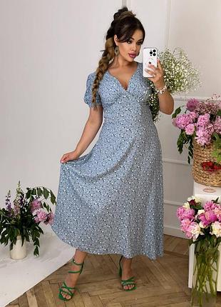 Красивое летнее женское платье с глубоким декольте