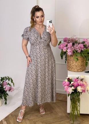 Красивое летнее женское платье с глубоким декольте