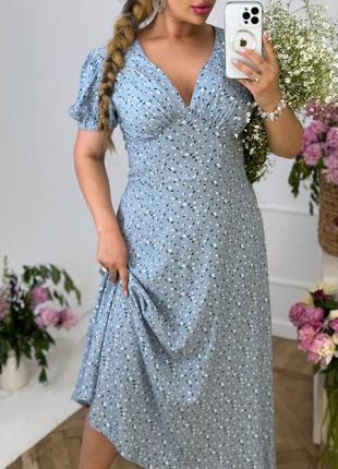 Красивое летнее женское платье с глубоким декольте