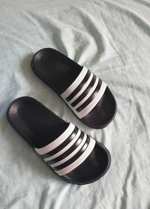 Жіночі шльопанці adidas slides black white / smb4 фото