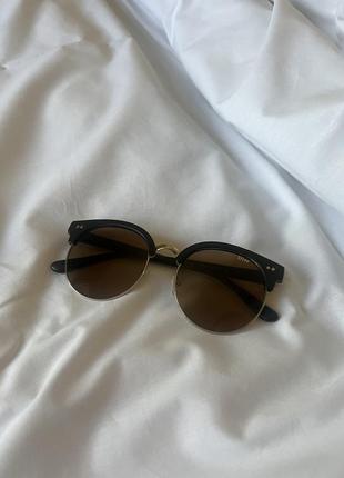 Солнцезащищенные очки с брендингом dior