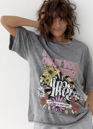 Футболка тай-дай с дырками и цветочным принтом