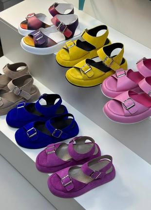 Яркие розовые кожаные босоножки с пряжками много цветов9 фото