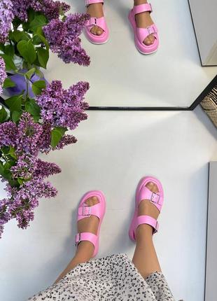 Яркие розовые кожаные босоножки с пряжками много цветов8 фото