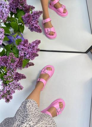 Яркие розовые кожаные босоножки с пряжками много цветов6 фото