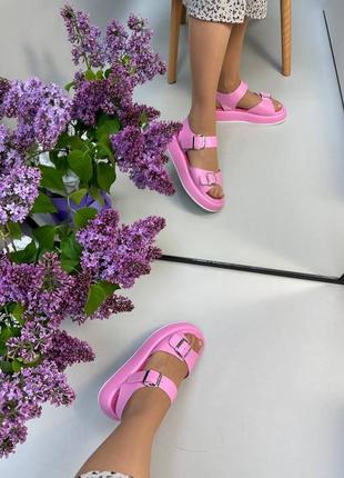 Яркие розовые кожаные босоножки с пряжками много цветов7 фото