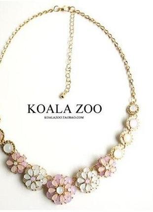 Красиве ніжне об'ємне кольє "квіточки "