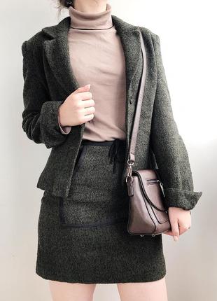 Костюм с юбкой и укороченным пиджаком цвета хаки шерстяной классический
