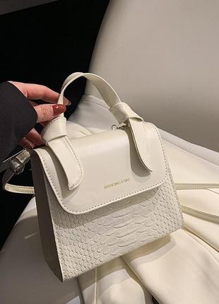 Жіноча квадратна сумка 8542 крос-боді рептилія на тонкому ремінці біла молочна8 фото