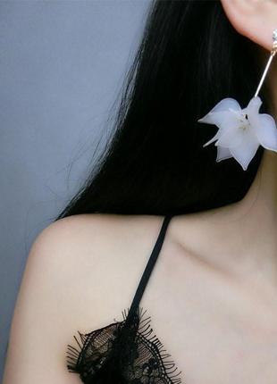 Женские сережки гвоздики "цветочки " белые1 фото