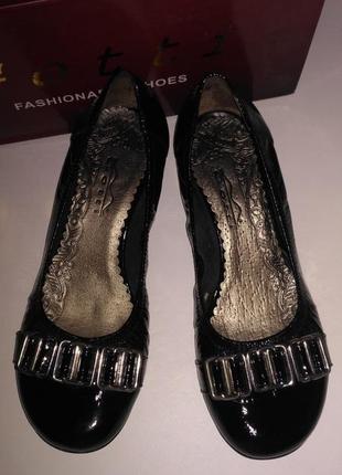 Чорні лакові туфлі натуральна шкіра