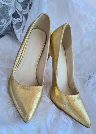 Шикарні золотисті туфлі від myleene klass для випускного весілля