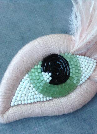 Брошь глаз пудровый розовый с зелёным2 фото