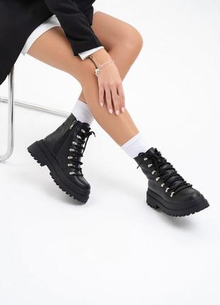 Черные утепленные байкой ботинки со шнуровкой