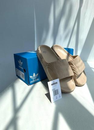 Летние бежевые шлёпанцы тапочки adidas adilette slides beige бежеві чоловічі шльопки adidas adilette