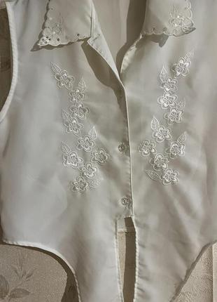 Легка коротка блуза на зав'язку, з красивим принтом на грудях і комірі, на гудзики4 фото