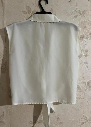 Легка коротка блуза на зав'язку, з красивим принтом на грудях і комірі, на гудзики7 фото