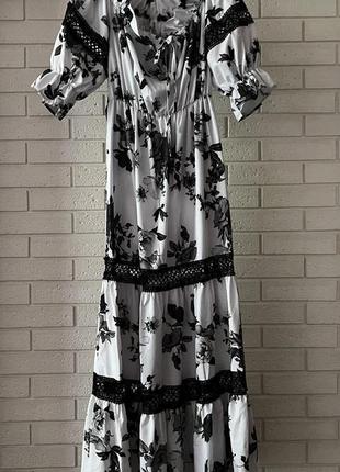Женское продолговатое с черными цветами платье1 фото