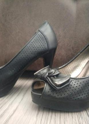 Босоножки, туфли с открытым носиком на шпильке