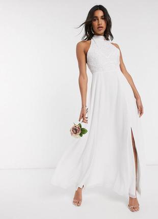 Белое свадебное платье с высоким воротником и отделкой бусинами frock &amp; frill
