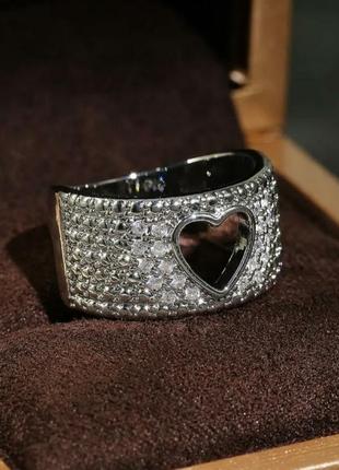 Трендовое кольцо с вырезом сердечко россыпью камней