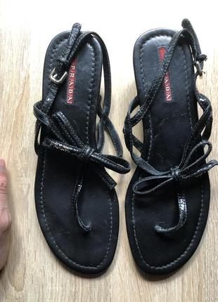 Босоніжки від бренду prada з біг лого спереду и на підошві