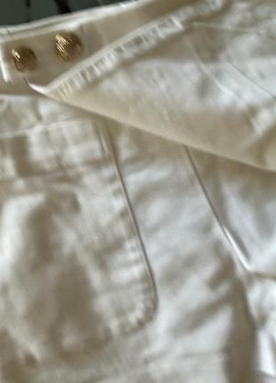Джинсовые шорты юбка белого цвета с золотыми пуговицами8 фото