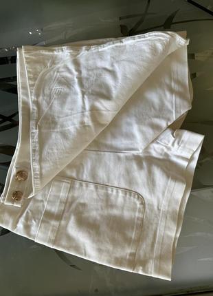 Джинсові шорти спідниця білого кольору із золотими ґудзиками7 фото