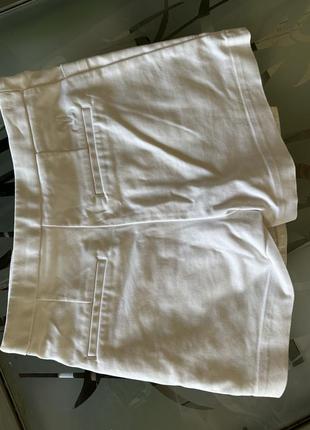 Джинсовые шорты юбка белого цвета с золотыми пуговицами10 фото