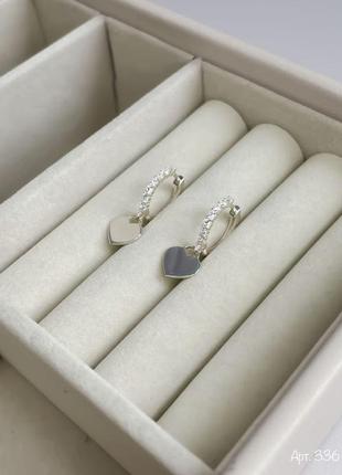 Серебряные серьги сердечки с белыми камнями5 фото