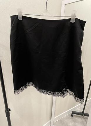 Черная атласная мини-юбка с кружевом по бокам miss selfridge5 фото