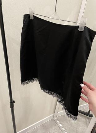 Черная атласная мини-юбка с кружевом по бокам miss selfridge7 фото