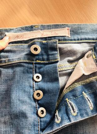 Крутые итальянские трендовые джинсы с необработанным низом и дырками на коленях🤘🏻10 фото
