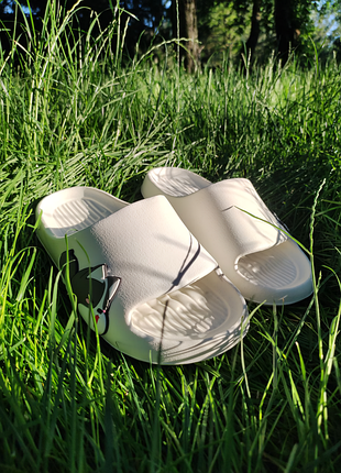 Шльопанці жіночі з принтом коргі білі