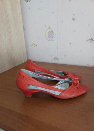 Туфли женские красного цвета.