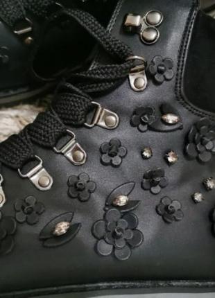 Ботинки чёрные с камнями и цветами на тракторной подошве9 фото