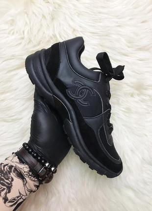 Шанель cc logo suede triple decidida. женские чёрные кожанные демисезонные кроссовки.