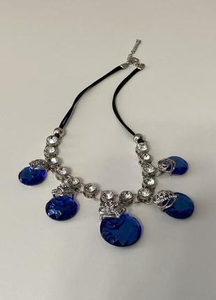 Блестящее ожерелье со стразами и синими камнями1 фото