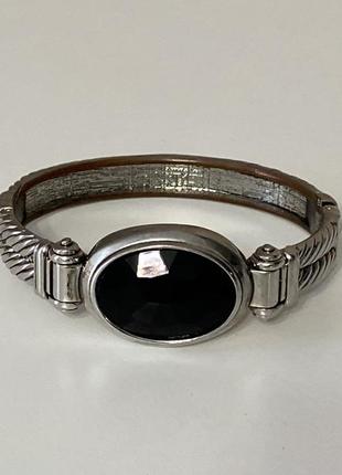 Винтажный металический браслет с черным камнем1 фото