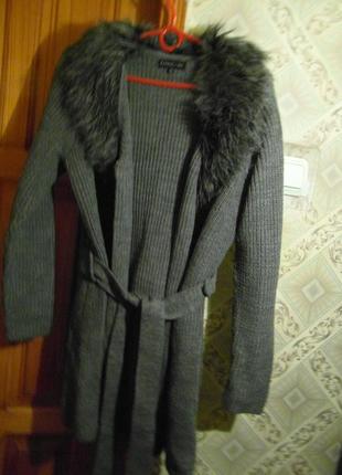 Цікавий в'язаний кардиган з оригінальним коміром та пояском.