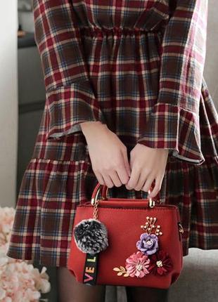 Стильная женская мини сумочка с цветочками и меховым брелком. маленькая сумка с цветами6 фото