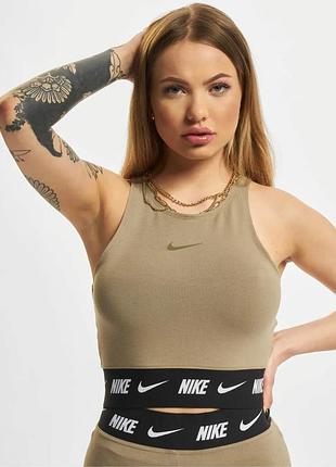 Nike sportswear top

матовий оливково-зелений укорочений топ nike swoosh tape

майка новий оригінал